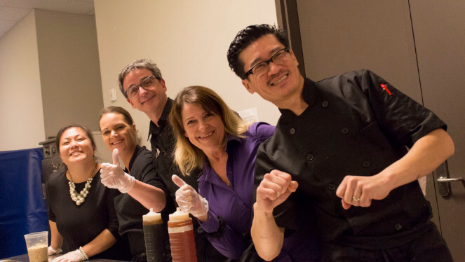 UNE ÉQUIPE DYNAMIQUE ET SOURIANTE UNE ÉQUIPE DYNAMIQUE ET SOURIANTE